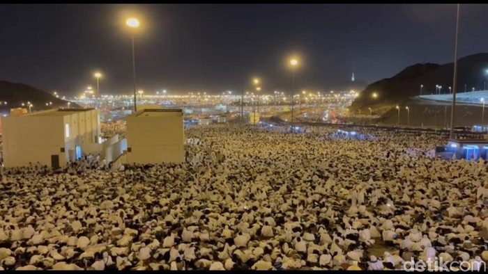 Suasana saat Mabit di Muzdalifah pada musim haji 2024.