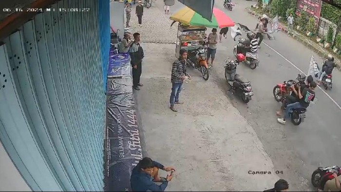 Tangkapan layar rekaman CCTV saat konvoi motor meresahkan di Pacet.