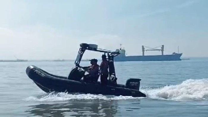 Tim SAR melakukan proses pencarian 6 orang pencari besi tua yang hilang tertimpa rumah kontainer PHE WMO.
