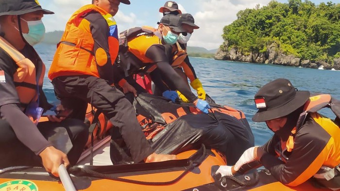 Tim SAR menemukan wisatawan hilang di Pantai Taipa.