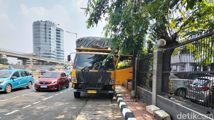 Truk angkutan bermuatan besar ditabrak mobil sport Porsche Cayman dari belakang. Truk berwarna kuning itu diamankan Subdit Gakkum Ditlantas Polda Metro Jaya. (Astrid Meishella/detikcom)