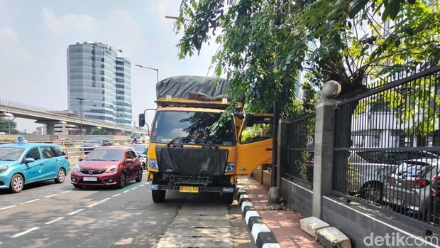 Truk angkutan bermuatan besar ditabrak mobil sport Porsche Cayman dari belakang. Truk berwarna kuning itu diamankan Subdit Gakkum Ditlantas Polda Metro Jaya. (Astrid Meishella/detikcom)
