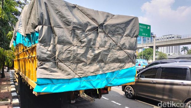 Truk angkutan bermuatan besar ditabrak mobil sport Porsche Cayman dari belakang. Truk berwarna kuning itu diamankan Subdit Gakkum Ditlantas Polda Metro Jaya. (Astrid Meishella/detikcom)