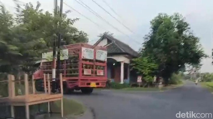 Truk pertamina sedang mengirimkan pasokan elpiji di Magetan.
