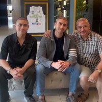 Tak sendirian, adik Verrel, Athallam dan ayahnya, Ivan Fadilla, juga ikut mejalani proses tanam rambut di Turki. Ketiganya pun terlihat tampil kompak dengan kepala yang sama-sama botak. Foto: Instagram/@bramastavrl