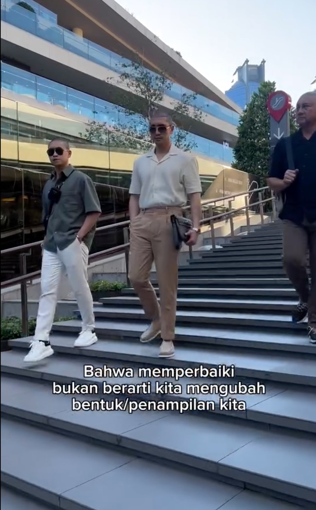 Dalam salah satu unggahannya Verrel juga menjelaskan bahwa tanam rambut yang dijalaninya itu tidak diharamkan dalam Islam. Dirinya sudah melewati berbagai pertimbangan panjang sebelum akhirnya memutuskan menjalani prosedur tanam rambut. Foto: Instagram/@bramastavrl