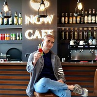 Di awal setelah proses tanam rambut selesai, kepala Verrel sempat terlihat diperban. Beberapa bagian di kepalanya yang ikut terkena proses tanam rambut juga tampak masih memerah. Foto: Instagram/@bramastavrl