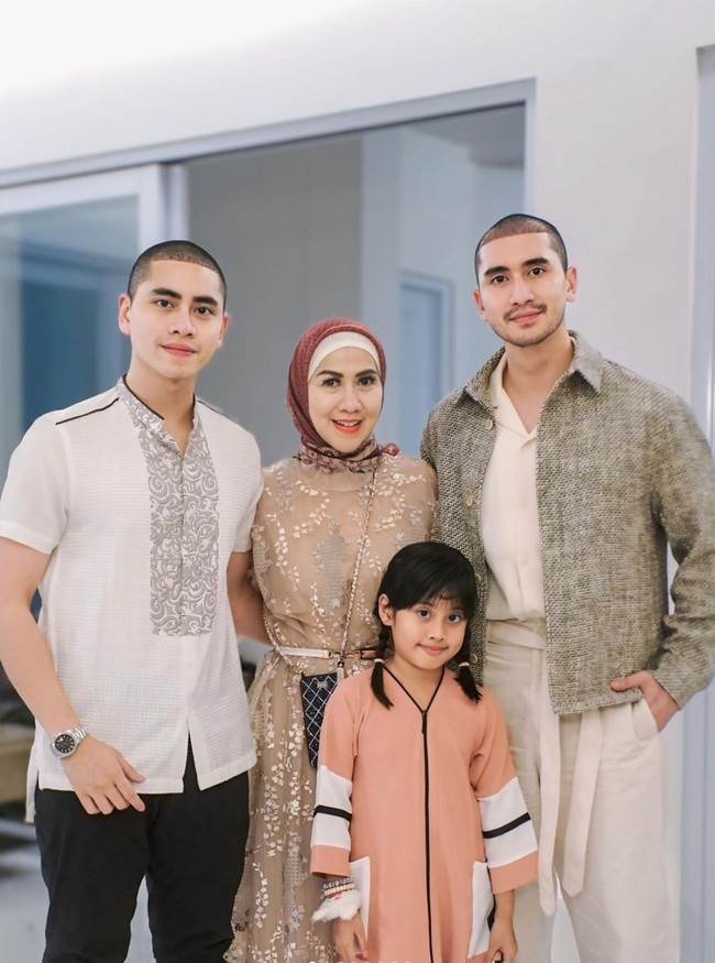Venna Melinda juga tampak berpose dengan kedua putranya yang kompak berkepala botak karena sama-sama menjalani proses transplantasi rambut. Foto: Instagram/@bramastavrl