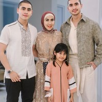 Venna Melinda juga tampak berpose dengan kedua putranya yang kompak berkepala botak karena sama-sama menjalani proses transplantasi rambut. Foto: Instagram/@bramastavrl