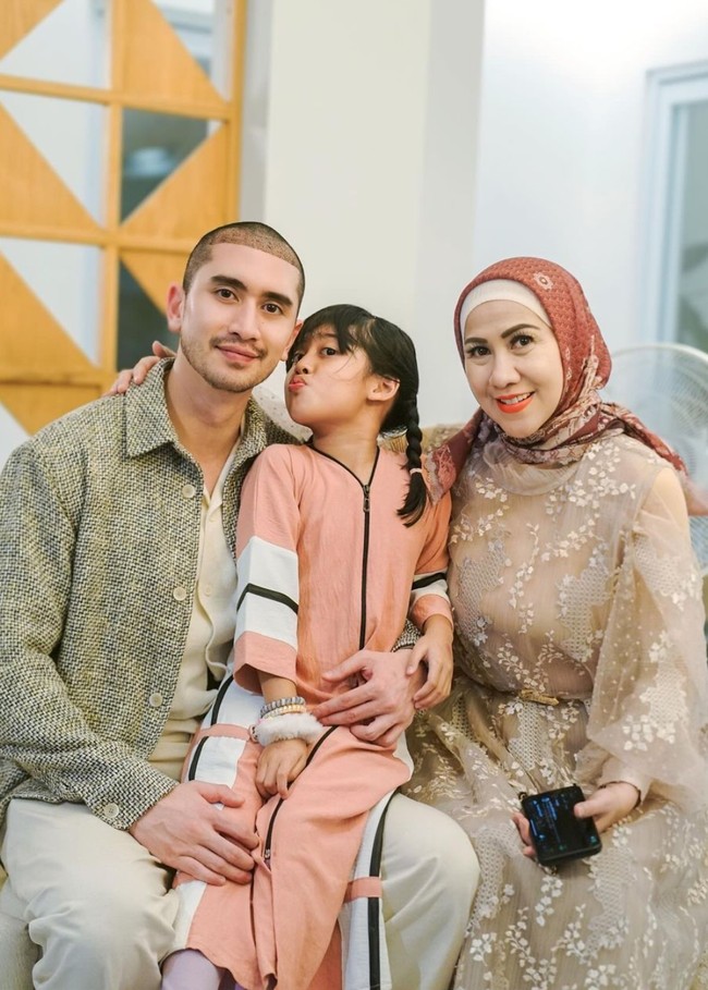 Meski berkepala botak namun tak sedikit yang tetap memuji penampilan Verrel. Ia disebut tetap tampan meski memangkas habis rambutnya. Kok bisa lagi botak tetep ganteng, komentar salah seorang netizen. makin macho makin ganteng wibawa syggg, tambah netizen lain. Foto: Instagram/@bramastavrl