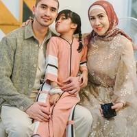 Meski berkepala botak namun tak sedikit yang tetap memuji penampilan Verrel. Ia disebut tetap tampan meski memangkas habis rambutnya. Kok bisa lagi botak tetep ganteng, komentar salah seorang netizen. makin macho makin ganteng wibawa syggg, tambah netizen lain. Foto: Instagram/@bramastavrl