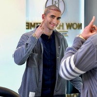 Melalui akun Instagram pribadinya Verrel membagikan foto penampilan terbarunya yang kini berkepala botak. Verrel dikeahui rela memangkas rambutnya demi menjalani proses tanam rambut di Istanbul, Turki. Foto: Instagram/@bramastavrl