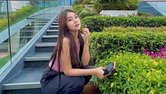 Baru-baru ini kisruh perkara Vilmei memberikan HP Android ke Rumsyah Baduy. Netizen pun penasaran dengan siapa itu Vilmei.