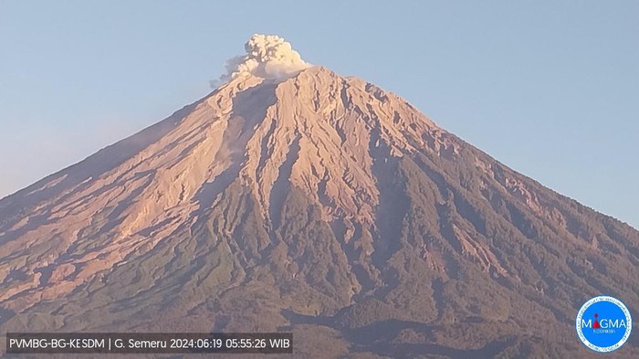 Visual Gunung Semeru saat erupsi