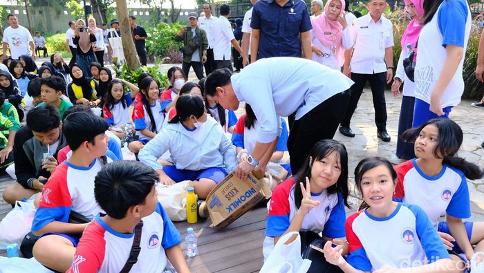 Wali Kota Solo Gibran Rakabuming membagikan susu dan buku bersampul Jan Ethes kepada anak-anak di Taman Balekambang, Solo, Rabu (19/6/2024).