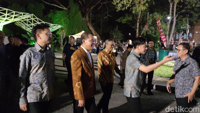 Wali Kota Solo Gibran Rakabuming Raka beserta Wakilnya, Teguh Prakosa, dan Mangkunegara X menghadiri acara HUT Pemkot Solo ke-78 di Taman Balekambang Solo, Rabu (19/6/2024) malam.
