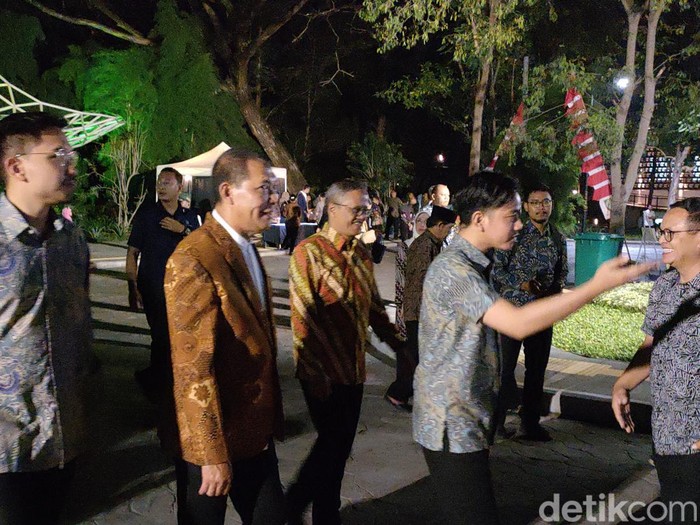 Wali Kota Solo Gibran Rakabuming Raka beserta Wakilnya, Teguh Prakosa, dan Mangkunegara X menghadiri acara HUT Pemkot Solo ke-78 di Taman Balekambang Solo, Rabu (19/6/2024) malam.