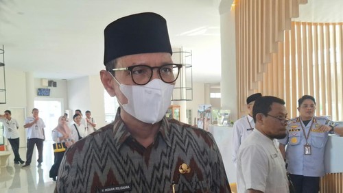 Wali Kota (Walkot) Mataram Mohan Roliskana saat diwawancarai awak media, Rabu (19/6/2024). (Nathea Citra/detikBali)