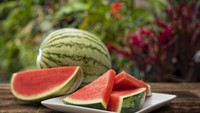 Kabar baik bagi penggemar semangka karena buah favoritnya kaya likopen, antioksidan karotenoid yang bantu mengurangi stres oksidatif dan inflamasi pada tubuh. Likopen juga mendukung aliran darah sehat, yang terkait dengan peningkatan fungsi testis. Foto: TikTok @kiva_boddy
