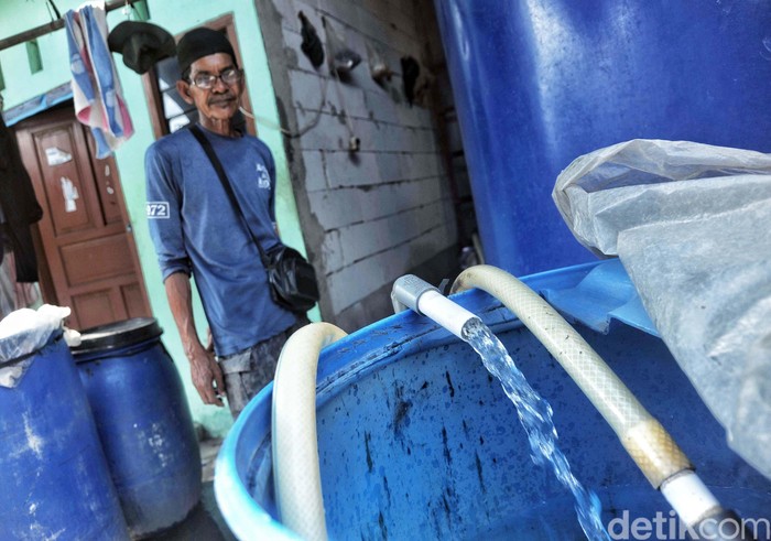 Warga mengakses air bersih di Kamal Muara, Penjaringan, Jakarta Utara