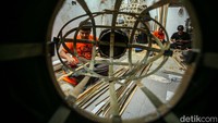 Pengrajin di Setu Babakan membuat ondel-ondel dengan tinggi mulai dari 75 cm hingga 2 meter.  
