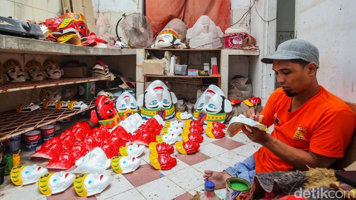 Sejumlah pengrajin menyelesaikan pembuatan ondel-ondel di Setu Babakan, Jakarta Selatan, Rabu (19/6/2024).