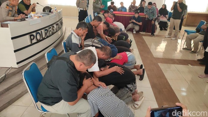 12 pemotor anak-anak remaja yang viral diamankan polisi lalu diserahkan kepada orang tuanya dan diminta untuk meminta maaf sambil sujud mencium kaki orang tua.