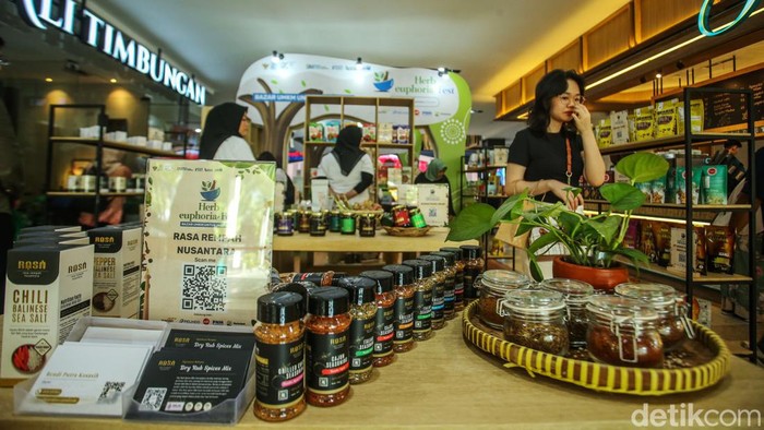 90 UMKM Mejeng di Sarinah Kementerian BUMN menggelar pameran khusus untuk para usaha mikro, kecil, dan menengah (UMKM) herbal melalui Herb Euphoria Fest. Pameran yang digelar di Sarinah, Jakarta, selama empat hari mulai 20-23 Juni 2024 menampilkan puluhan pengusaha UMKM herbal dari seluruh Indonesia.