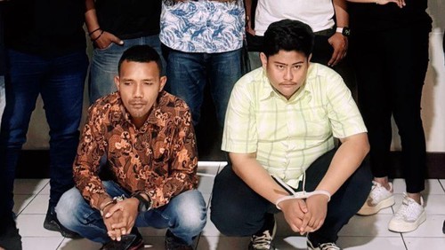 Abraham Angga Linho Telaleol (kemeja batik) dan Claus Kruger Obets Mone Le (kemeja bergaris putih) ditangkap polisi, Kamis (20/6/2024). (Dok. Polresta Kupang Kota)