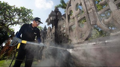 Aksi Bersih-bersih Monumen Bajra Sandhi di Bali