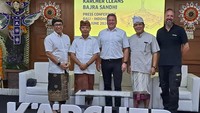 Managing Director PT Karcher Indonesia Mateus Bernath (dari kiri), Kepala Dinas Kebudayaan Bali I Gede Arya Sugiartha, Regional President Karcher Southeast Asia Ltd. Klaus Puehmeyer, Kepala Unit Pelaksana Teknis Daerah (UPTD) Monumen Perjuangan Rakyat Bali I Made Artana Yassa, dan Karcher Project Manager Restorative Cleaning Project Worldwide Thorsten Marco Mowes, berfoto bersama disela-sela kegiatan membersihkan Monumen Bajra Sandhi.