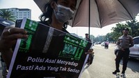 Seperti aksi-aksi sebelumnya, mereka juga membawa payung hitam dalam menyuarakan aspirasinya.  