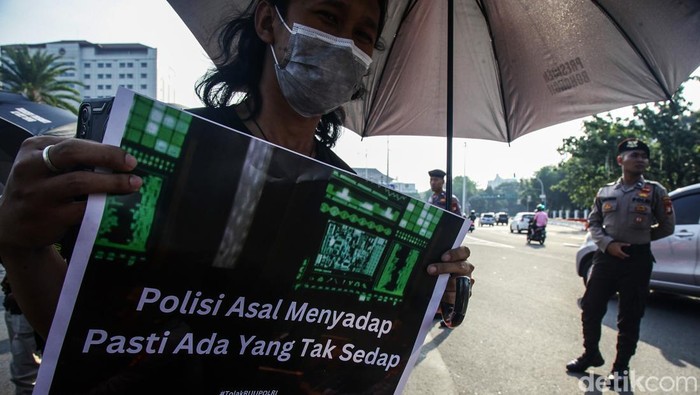 Aksi Kamisan ke-819 Soroti Rencana Revisi UU Polri Para aktivis dari Jaringan Solidaritas Korban untuk Keadilan melakukan Aksi Kamisan ke-819 di seberang Istana Merdeka, Jakarta, Kamis (20/6/2024). Mereka mengkritik rencana revisi UU Polri yang dinilai kurang sejalan dengan nilai-nilai demokrasi. Selain itu, mereka meminta kepada pemerintah menindaklanjuti berkas penyelidikan Komnas HAM dan membentuk pengadilan HAM ad hoc untuk kasus penculikan 1997-1998 dan mengadili para mantan jenderal pelanggar HAM.