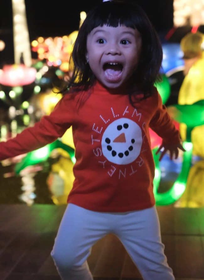 Aurel pun mengunggah foto Ameena di akun Instagram putri kecilnya. “Happy holiday kesayangan mama.. Gemi nya ajak cucu2 ke kampung halaman di batu.. so happy, makasih gemi,” tulisnya di Instagram. Foto: Instagram @ameenaatta