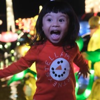 Aurel pun mengunggah foto Ameena di akun Instagram putri kecilnya. “Happy holiday kesayangan mama.. Gemi nya ajak cucu2 ke kampung halaman di batu.. so happy, makasih gemi,” tulisnya di Instagram. Foto: Instagram @ameenaatta