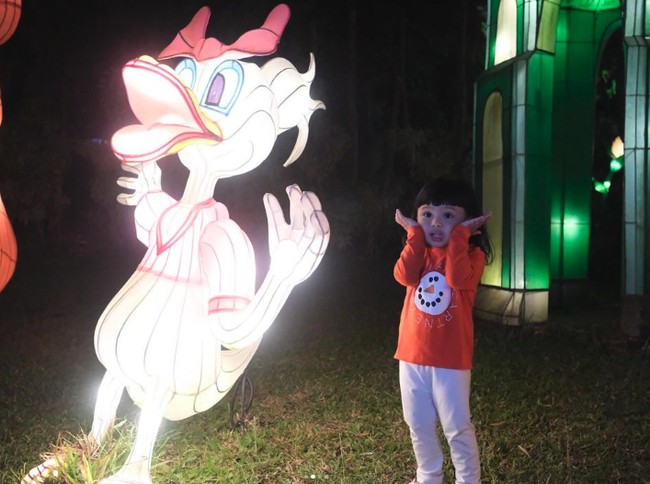 Ameena tampil santai mengenakan setelan baju lengan panjang dan celana putih saat diajak pergi KD ke Batu Night Spectacular di Batu. Ia mengenakan baju Stella McCartney. Foto: Instagram @krisdayantilemos