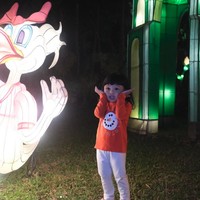 Ameena tampil santai mengenakan setelan baju lengan panjang dan celana putih saat diajak pergi KD ke Batu Night Spectacular di Batu. Ia mengenakan baju Stella McCartney. Foto: Instagram @krisdayantilemos