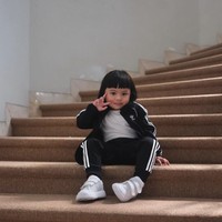 Ada pula momen Ameena bergaya di tangga dalam setelan sporty Adidas warna hitam-putih. Cocok dengan sneakers dengan aksen strap yang full putih. Foto: Instagram @ameenaatta