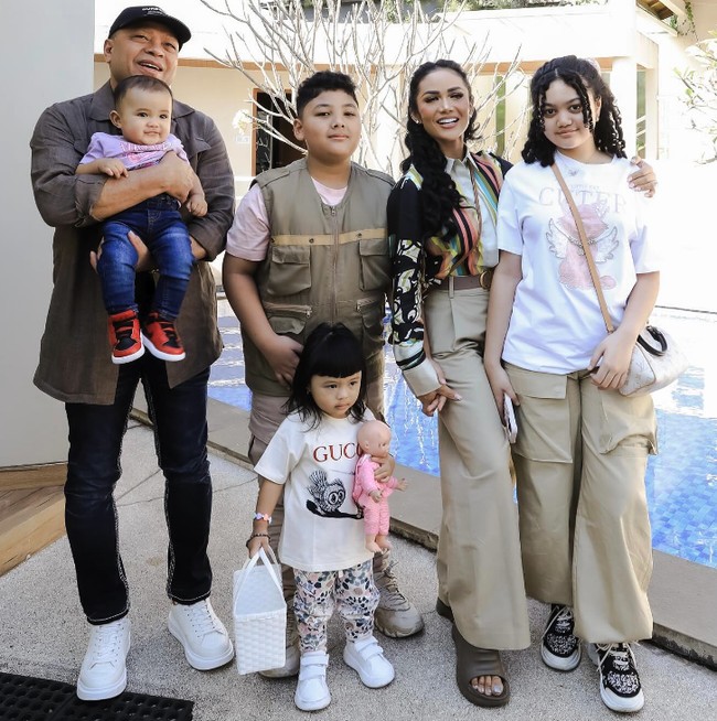 Saat pergi liburan bersama KD, Ameena lebih sering menerapkan gaya kasual menggunakan celana panjang. Seperti kali ini printed pants-nya dipadukan dengan kaos Gucci yang santai.Foto: Instagram @krisdayantilemos