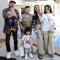 Saat pergi liburan bersama KD, Ameena lebih sering menerapkan gaya kasual menggunakan celana panjang. Seperti kali ini printed pants-nya dipadukan dengan kaos Gucci yang santai.Foto: Instagram @krisdayantilemos