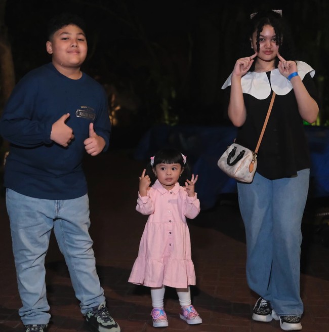 Ini dia gaya Ameena yang lebih feminin pakai tunik soft pink nan cantik dengan setelan legging. Rambut dikuncir dua membuat penampilannya semakin menggemaskan. Foto: Instagram @krisdayantilemos