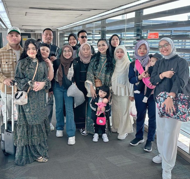 “Berhari raya kurban di kampung halaman ,terima kasih papa mamanya @ameenaatta @azuraatta boleh berlebaran idul adha sama avo dan gemmi disini ketemu warga Batu yang gemessss sama ameena Azura.Semoga kita selalu diberikan kekuatan untuk menjalani perintah Allah dengan ketaatan dan keikhlasan.Mohon maaf lahir batin,” tulis KD di Instagram. Foto: Instagram @krisdayantilemos