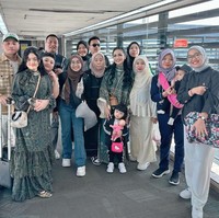 “Berhari raya kurban di kampung halaman ,terima kasih papa mamanya @ameenaatta @azuraatta boleh berlebaran idul adha sama avo dan gemmi disini ketemu warga Batu yang gemessss sama ameena Azura.Semoga kita selalu diberikan kekuatan untuk menjalani perintah Allah dengan ketaatan dan keikhlasan.Mohon maaf lahir batin,” tulis KD di Instagram. Foto: Instagram @krisdayantilemos