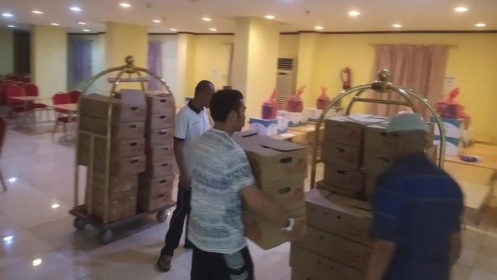 Anggota DPR RI Komisi VI Andre Rosiade memenuhi janjinya memberikan paket makanan kepada jemaah haji asal Kota Sumatera Barat. (dok.ist)