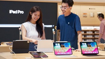 Pengunjung diundang untuk menjelajahi meja pajangan dan lorong-lorong di sekitarnya, serta berbelanja iPad Air baru dengan M2, jajaran iPhone 15, dan jajaran Apple Watch terbaru — produk netral karbon pertama dari Apple. Apple Specialist sangat antusias untuk terhubung dengan komunitas lokal melalui penyiapan dan dukungan yang dipersonalisasi, peralihan ke iOS, dan Apple Trade In, di mana pelanggan dapat memperoleh kredit untuk perangkat baru dengan menukarkan perangkat mereka saat ini. Foto: Adi Fida Rahman/detikINET