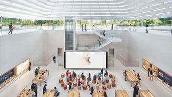 Seperti semua fasilitas Apple, Apple The Exchange TRX menggunakan 100 persen energi terbarukan dan netral karbon. Toko ini dirancang dengan palet bahan berkualitas tinggi yang halus, termasuk dinding batu alam, kolom baja tahan karat yang dipoles, lantai teraso ringan, dan langit-langit kayu Foto: Adi Fida Rahman/detikINET