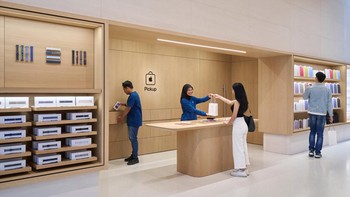 Apple The Exchange TRX juga menawarkan konter khusus Apple Pickup, sehingga lebih memudahkan pelanggan untuk melakukan pemesanan secara online dan mengambil produk pada waktu yang paling nyaman bagi mereka. Selain itu, untuk dukungan teknis dan perangkat keras secara langsung, pelanggan dapat melakukan reservasi di Genius Bar dan mendapatkan bantuan dari ahlinya. Foto: Adi Fida Rahman/detikINET