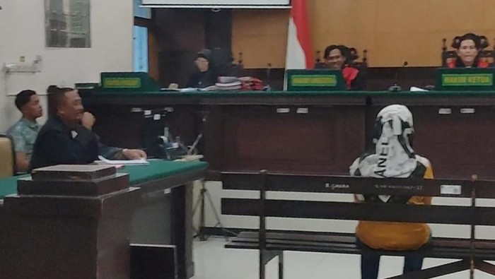 Atik Ermawati saat mendengarkan vonis di PN Mojokerto