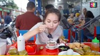 Ibu anak satu ini juga kerap mengunggah momennya mukbang. Salah satunya mencicipi coto Makassar di YouTube miliknya. Foto: Instagram @ayutinting92