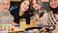 Ayu Ting Ting juga suka kumpul bersama teman-temannya. Ini momen Ayu ketika menikmati sushi hingga steak di restoran Jepang. Foto: Instagram @ayutinting92